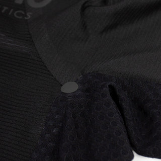 close up of the STITCHfree construction for a no chafe finish, of the ciele athletics lightweight, race ready and performance driven T-Shirt for womens named RCDTShirt in shadowsphinx color
