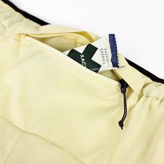 close view of the zippered back pocket of the ciele athletics DLYShort 5 inch with a long brief in glade color