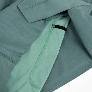 close view of the integrated phone pocket in the liner of the ciele athletics DLYShort 5 inch with a long brief in silver pine color