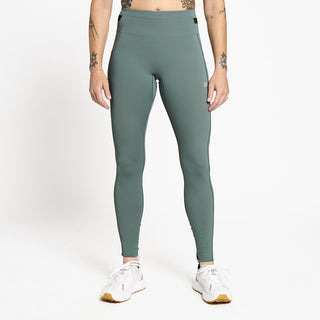 front view of ciele athletics FSTTight running tight in silver pine on a model