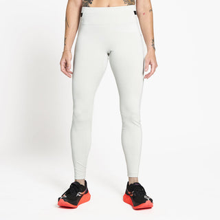 front view of ciele athletics FSTTight running tight in light grey on a model