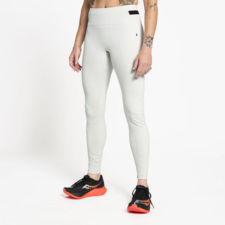 side view of ciele athletics FSTTight running tight in light grey on a model