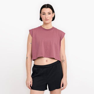 front view of ciele athletics women cropped ORTShirt with love logo in deco rose color on a model